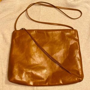 Hobo Ziggy crossbody in Truffle